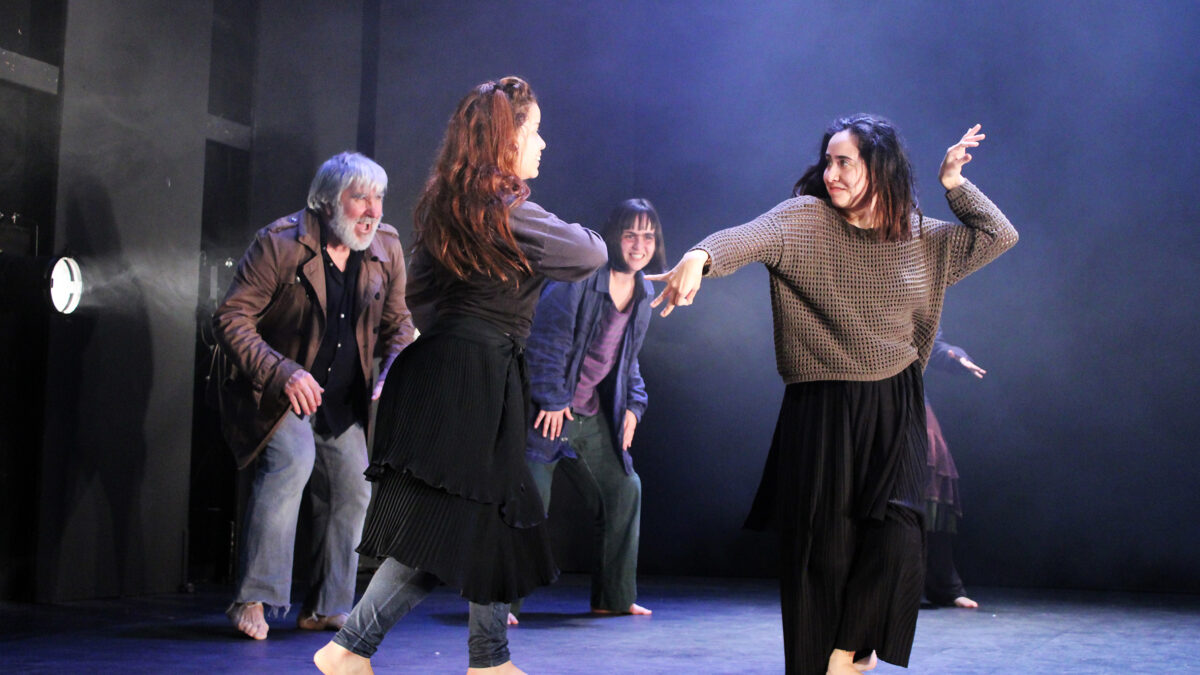 Actores en el escenario durarante una escena de la obra