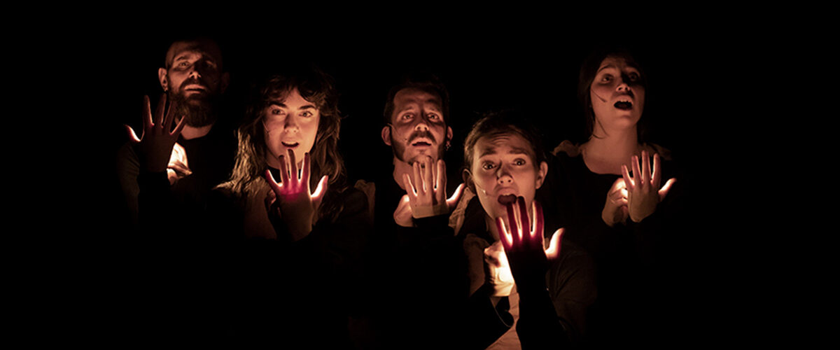 Actores durante una escena de la obra A Beginning