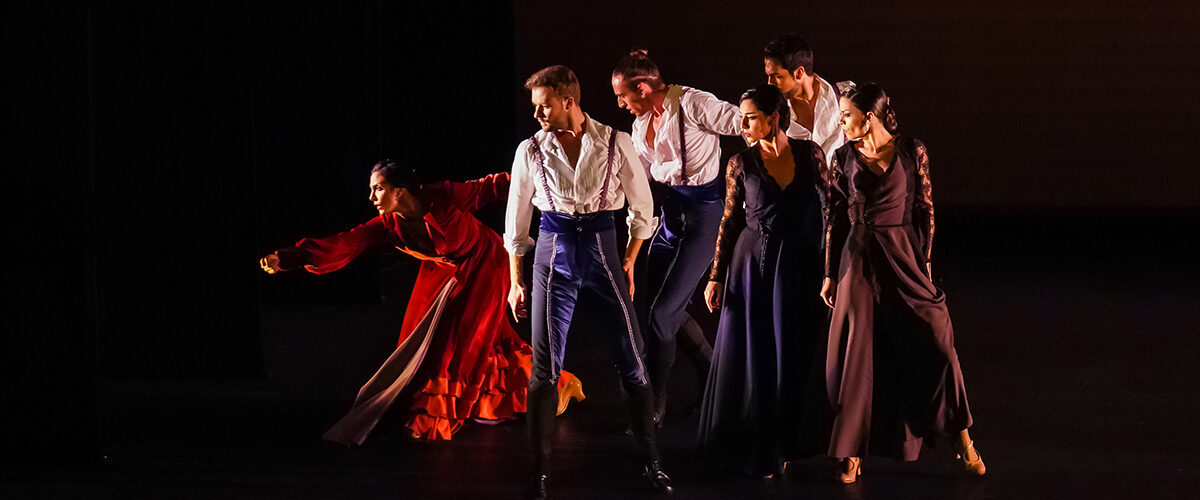 Bailarines durante la actuación de la obra Legado