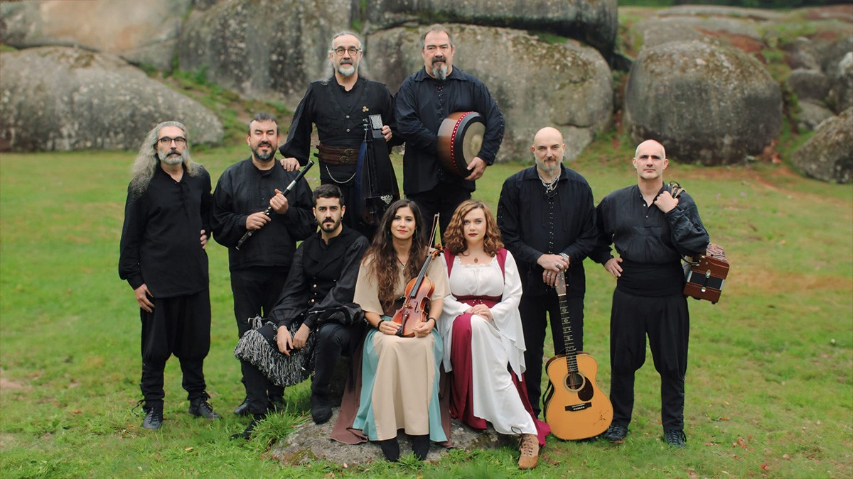 Musicos integrantes de Luar na Lubre posn en un jardín para la fotografías