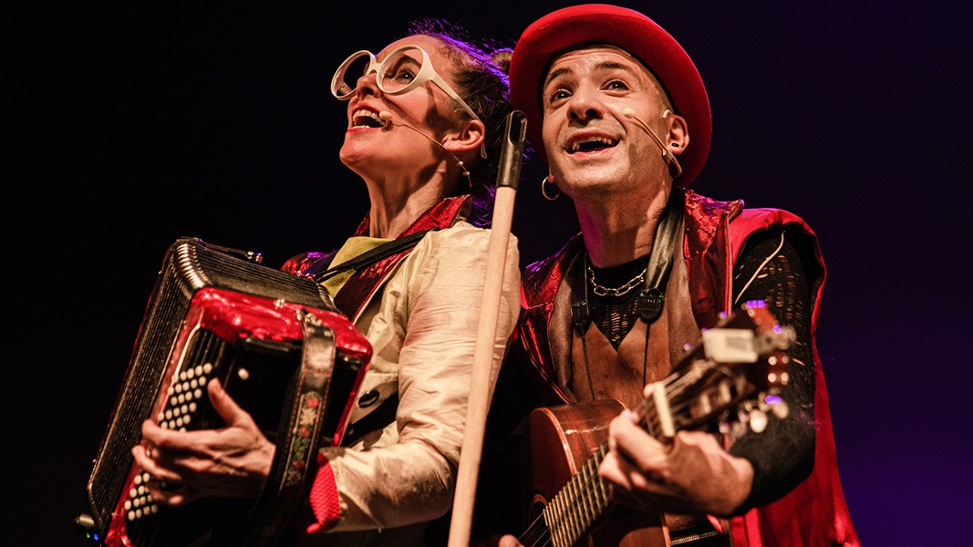 Dos músicos cantando en piccolino en la ciudad, un musical pequeñito