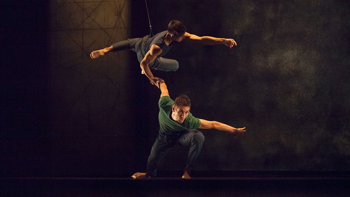 dos bailarines durante la actuación de danza Vertikal