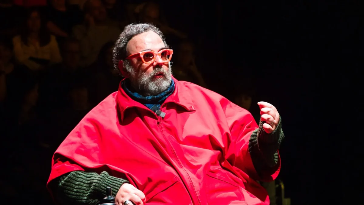 Actor durante una escena de la obra bob pop