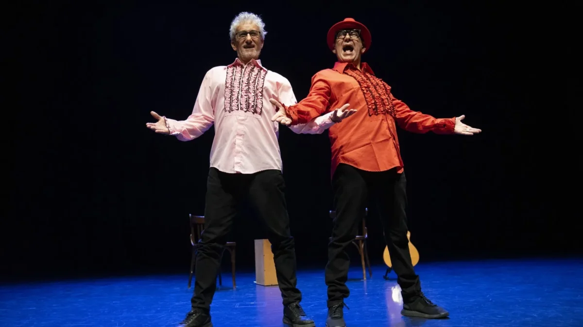 José Corbacho y David Fernández posan en un momento de su obra teatral. No somos Estopa