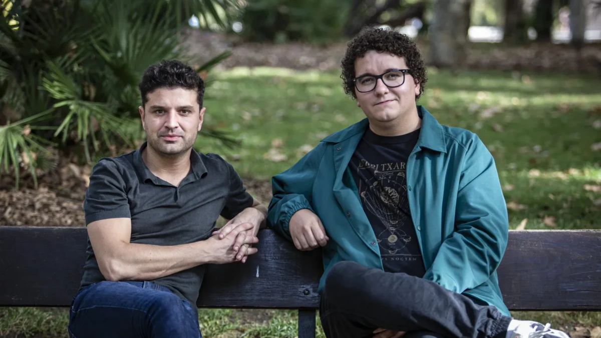 Facu Díaz y Miguel Maldonado sentados en un banco