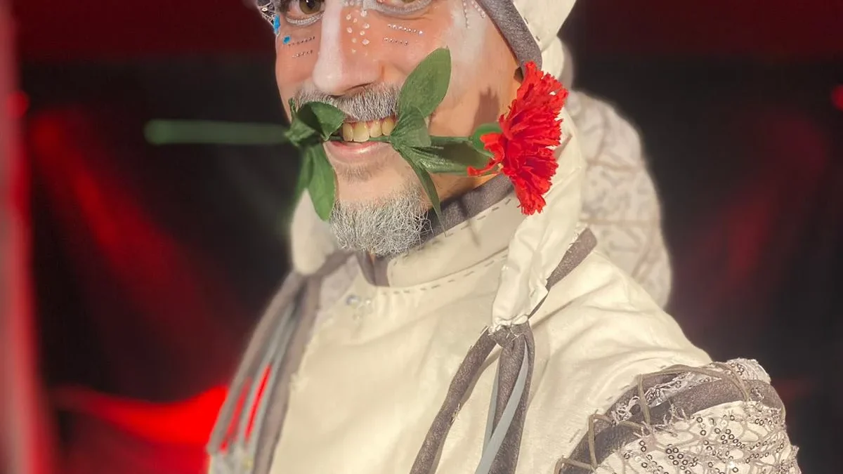 Actor de la obra sueña, soñando a soñar