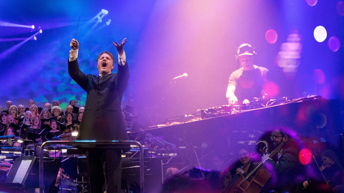 Imagen de diferentes personas durante una actuación: director de orquesta, dj, coro que representan el Royal film concert orchestra