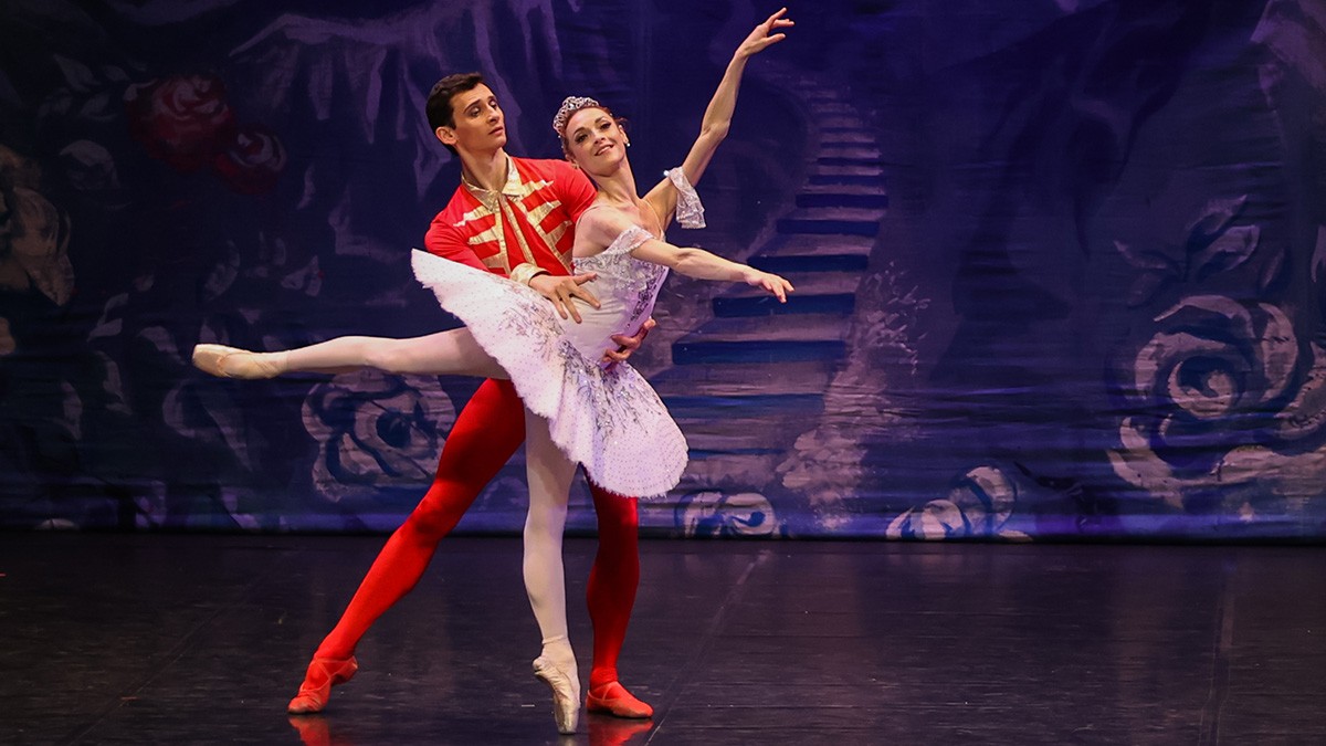 Pareja de bailarines en un momento de la actuación El Cascanueces