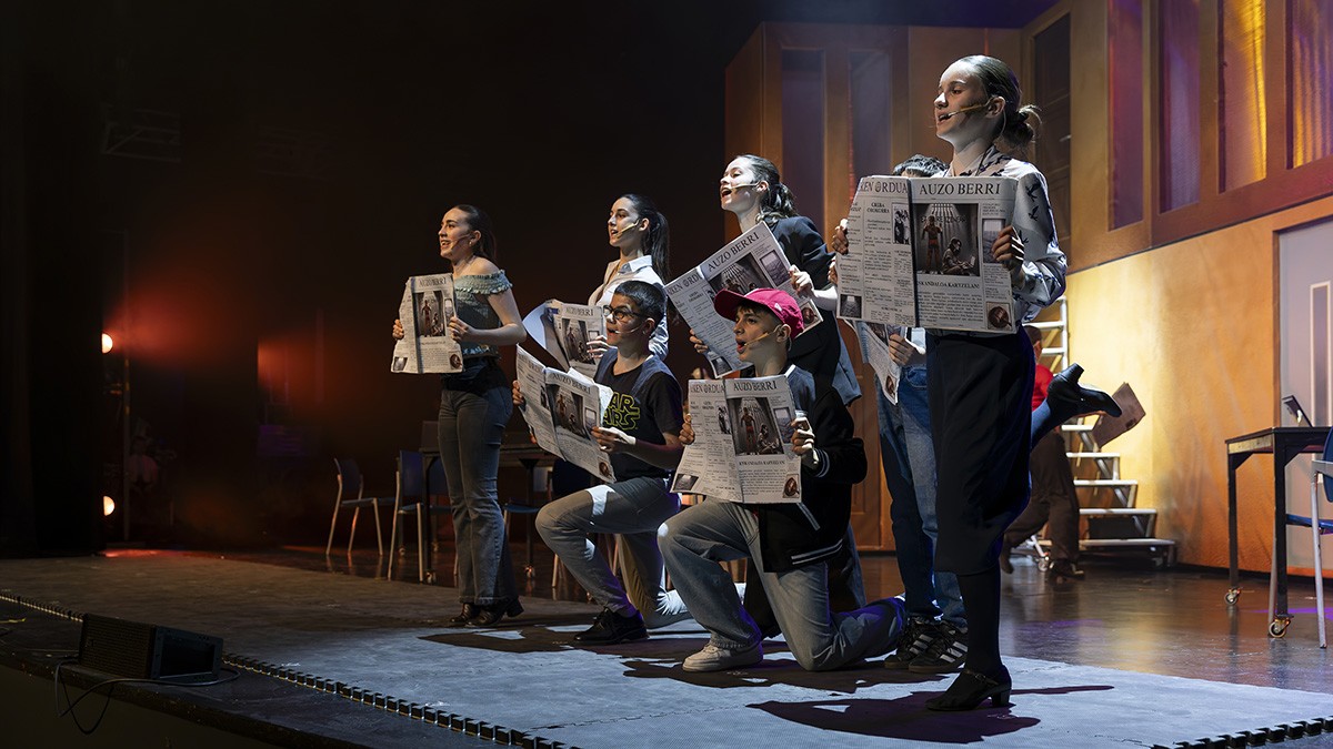 Grupo de niños durante la actuación de la obra Itzalpean - Musikala