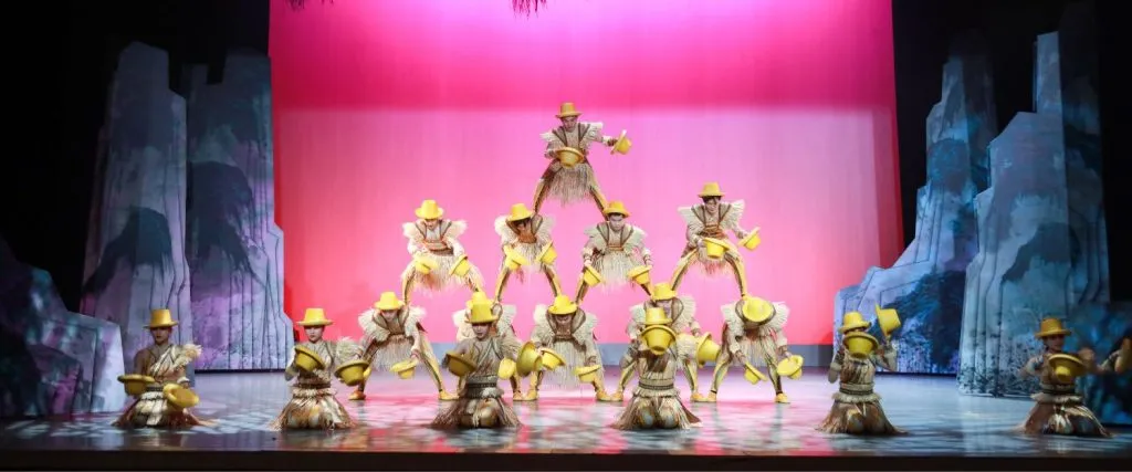 actuación del gran circo acro´baticvo de china. 16 artistas sobre el escenario