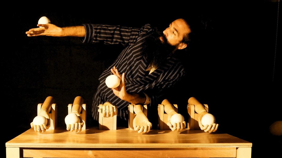 Artista durante la actuación de la obra para Txikis Compaña, de circo y marionetas
