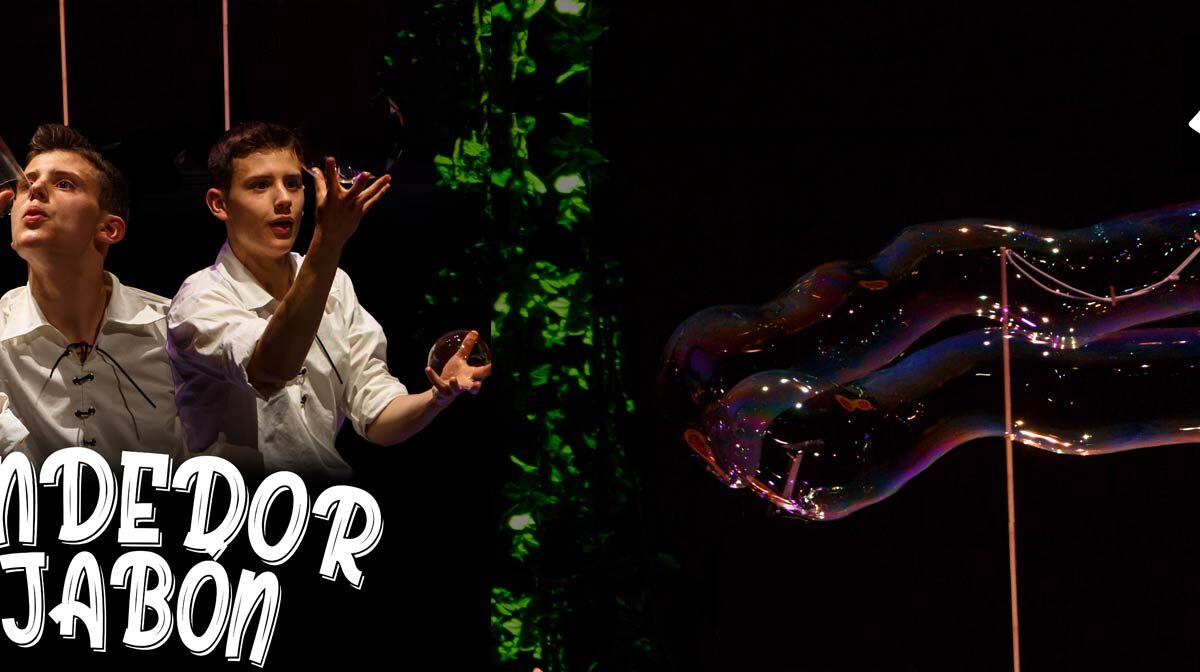 Cartel obra el vendedor de jabón donde se ve a tres jóvenes haciendo pompas de jabón