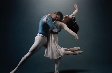 Dos bailarines durante la actuación de la Gala de danza de Navidad