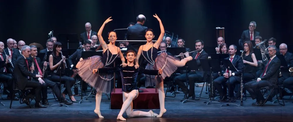 Tres bailarines de ballet posan junto a la pamplonesa