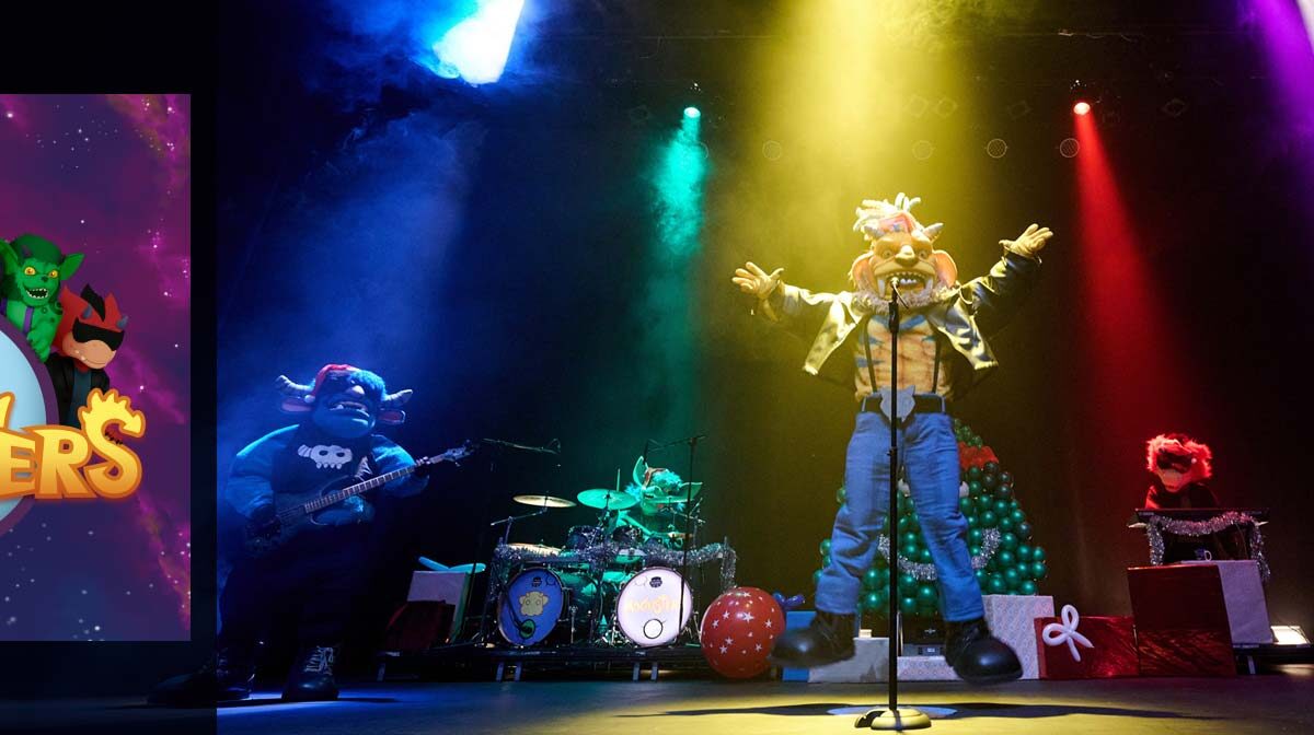 escena de la obra navidad con los monster