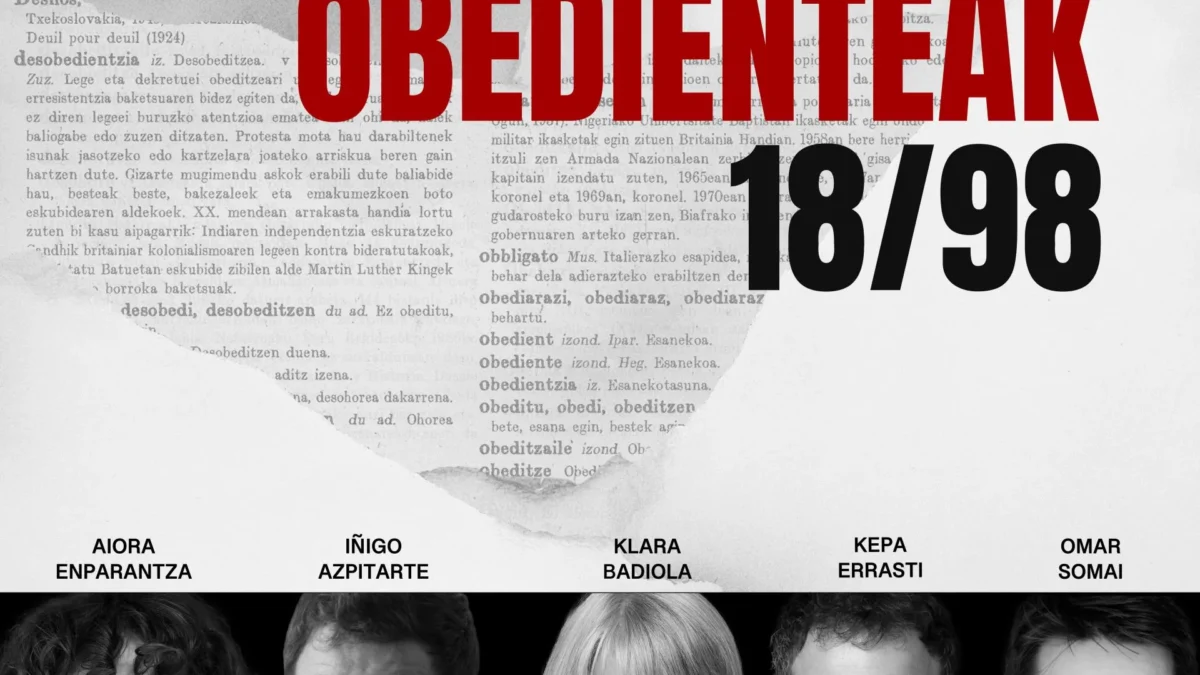 Imagen de una hoja en blanco rota, tras esa hoja un diccionario, con descripciones de difentes palabras (desobediente y obediente). En la parte inferior imagen del reparto: Aiora Enparantza. Iñigo Azpitarte. Klara Badiola, Kepa Errasti y Omar Somai.