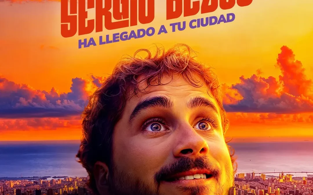 Cabeza del cómico Sergio Bezos, sobreescalada. sobre la mitad de una ciudad e