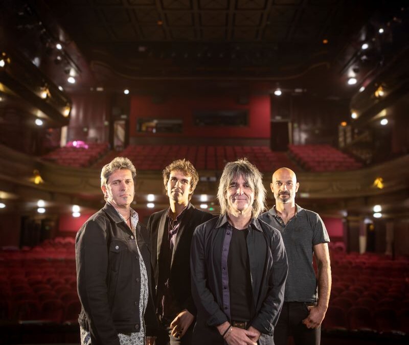 Integrantes del grupo urtz, sobre un escenario en un teatro.