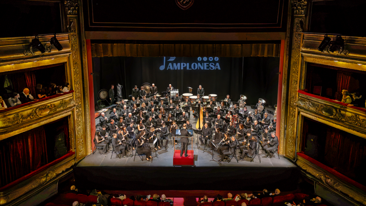 Imagen de la Banda de la Pamplonesa, sobre el escenario del Teatro Gayarre