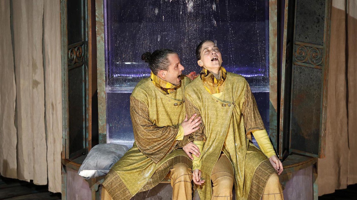 2 actores, hombre y mujer, en una escena de la obra Bajau