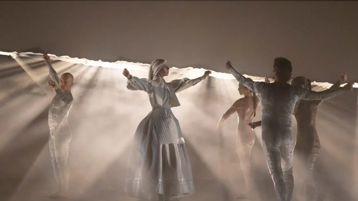 Bailarines del Ballet sobre el escenario bailando