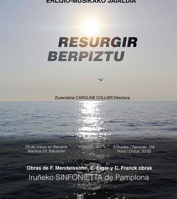 se ve la orilla de una playa con el mar en calma con el sol de fondo