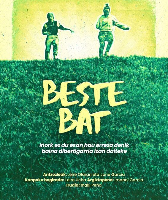 dos personas caminando en una colina, en el centro el nombre de la obra, Beste Bat "Inork ez du esan hau erraza denik baina dibertigarria izan daiteke"