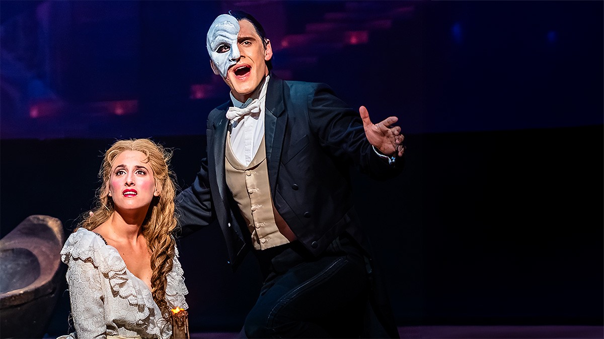 dos actores, hombre y mujer, cantan durante el desarrollo de la obra El Fantasma de la Opera