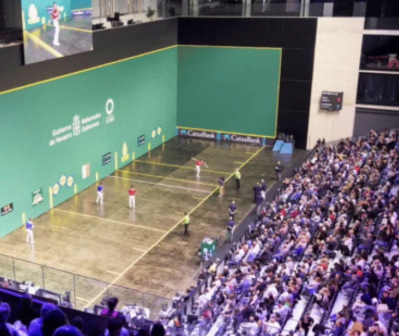 Fronton del Navarra Arena durante un partido de Pelota Mano