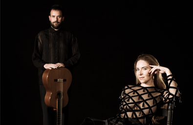 2 actores posan en el escenario durante la obra Himno Vertial
