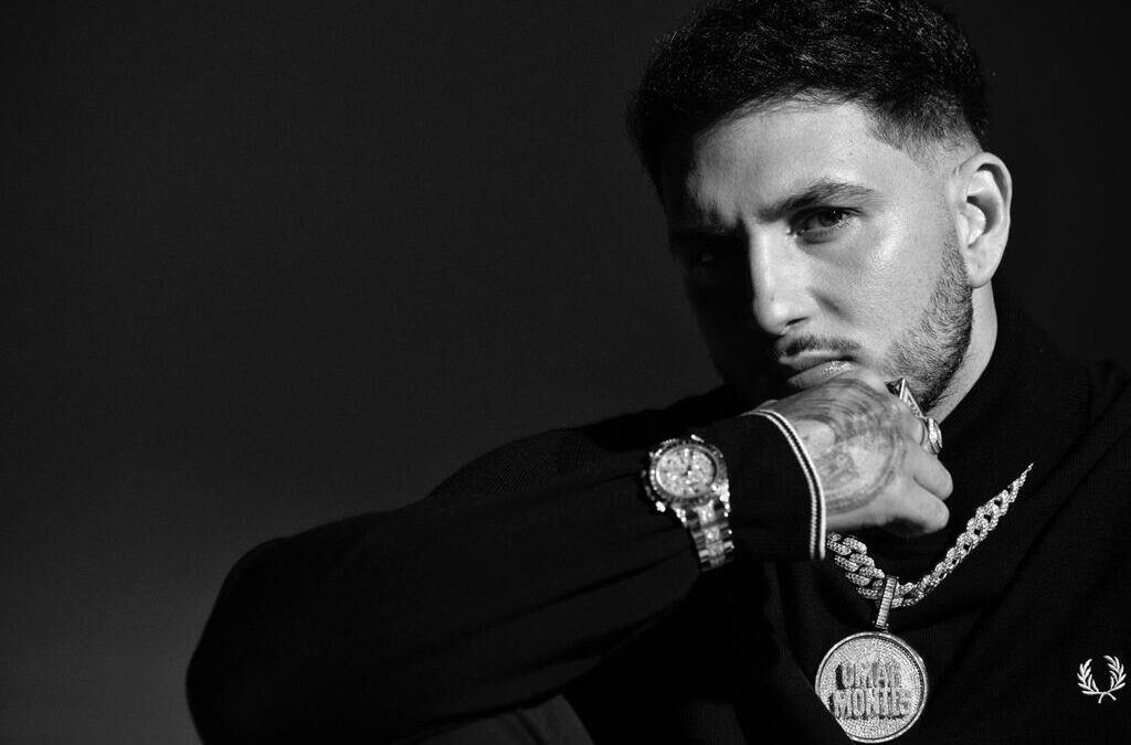 Imagen en blanco y negro del artista Omar Montes