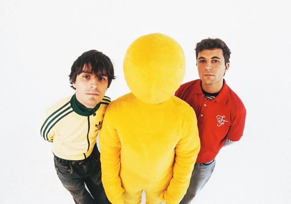 Javi Ojanguren y Javi Echabarri, con un muñeco amarillo de tamaño natural. Con un contrapicado desde arriba